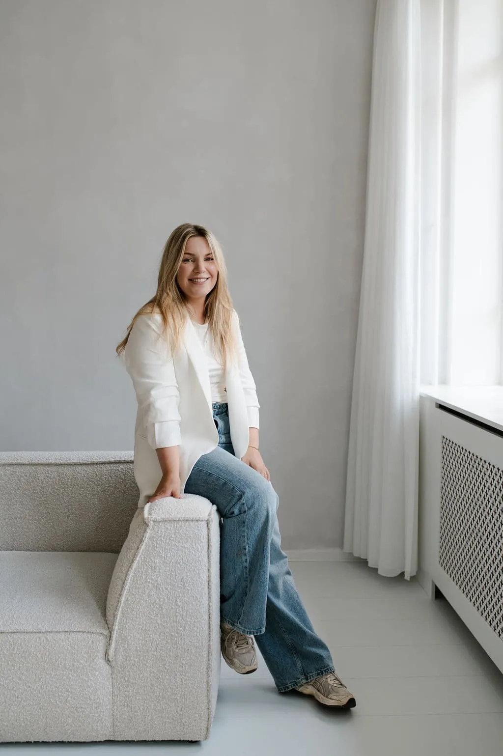 Iris Guelen in een lichte, rustige ruimte